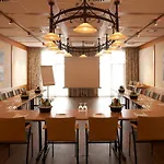 Landzeit Restaurant Voralpenkreuz סאטלדט